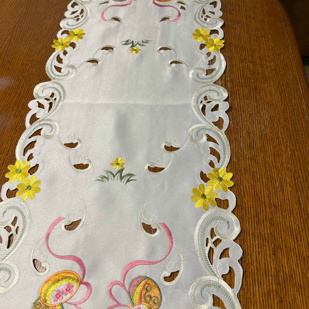 Easter Bunny Embroidered Cloth Table Runner - White and Brown NWOT - Picture 10 of 10